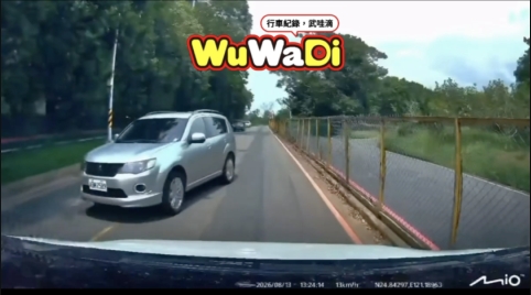 知道你想超車但也太慢了吧